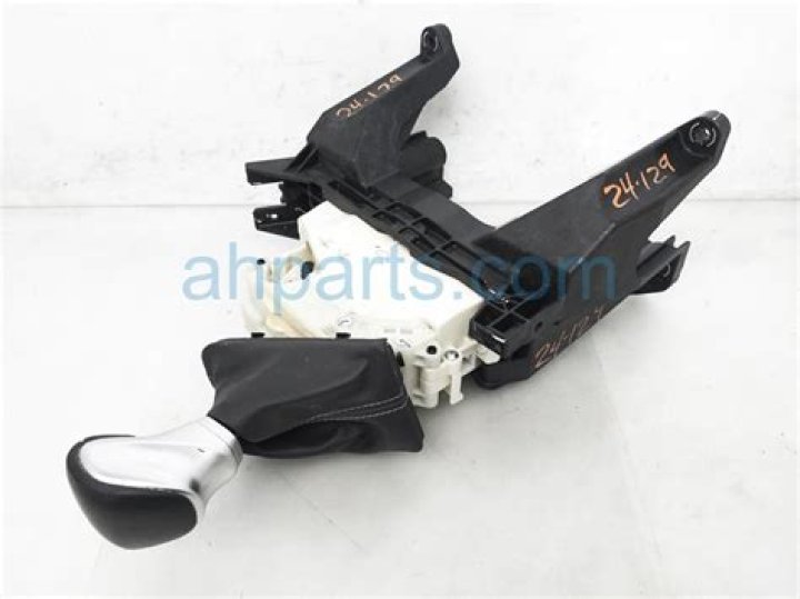 Taylor Swift Was Photographed Eating Ice Cream As Children Cry? - SarkariResult