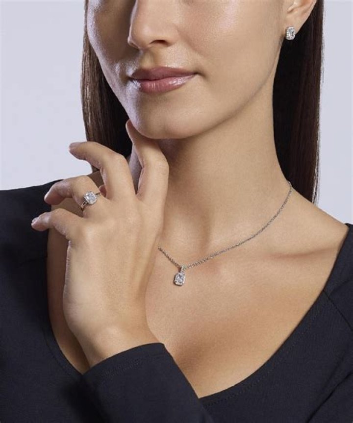 Did Beverly Johnson Undergo Plastic Surgery? Learn About Beverly Johnson's Life and Net Worth - SarkariResult