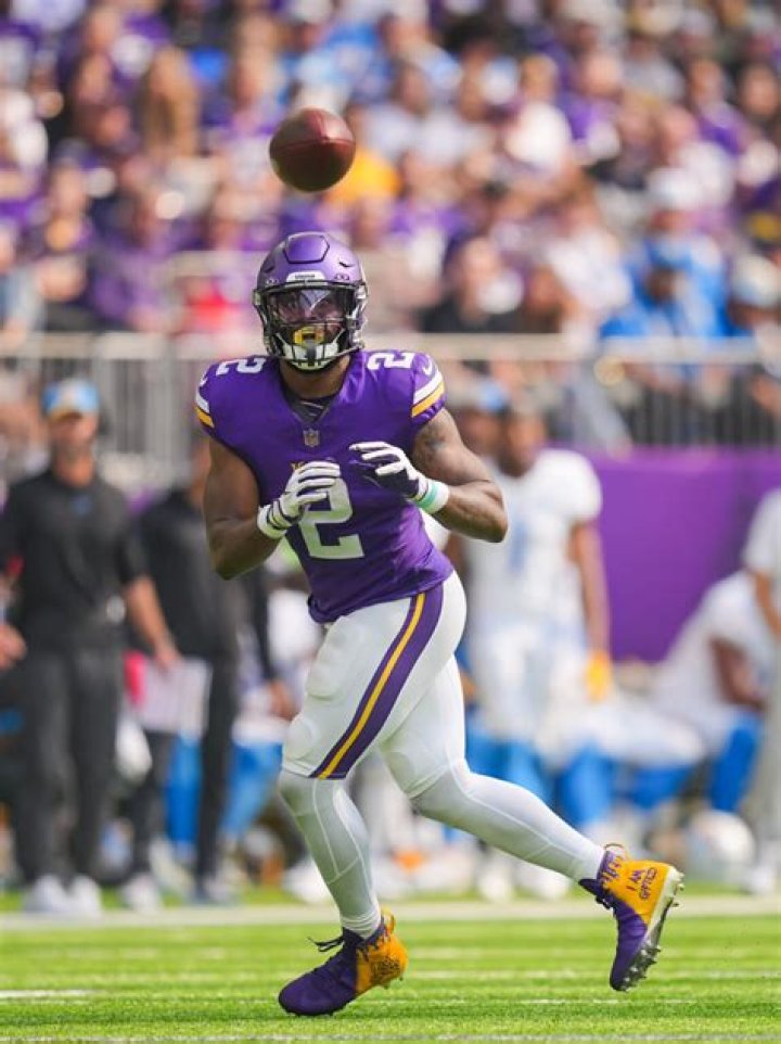 Alexander Mattison Salary, Net Worth, Trade, Draft, Contract, College, Age, 40 Time