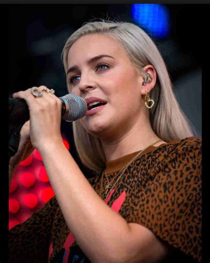 Anne-Marie Height, Weight, Measurements, Bra Size, Shoe Size