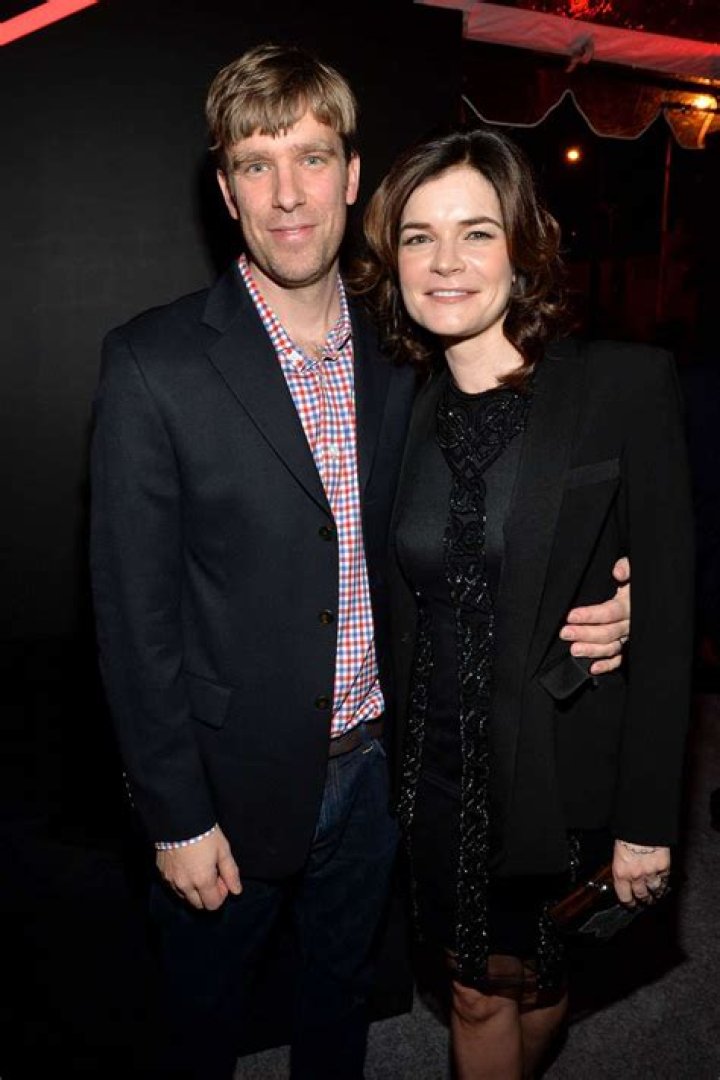 
Betsy Brandt And Her Husband Grady Olsen Have Two Children – More Details On The Valet Actress Personal Life 