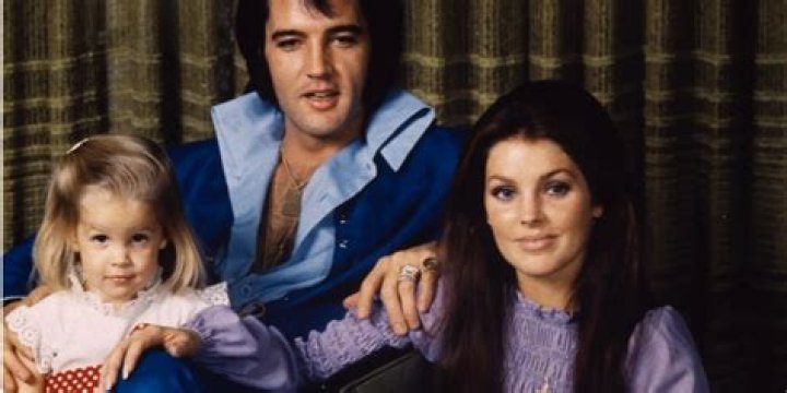 Did Elvis Presley have a relationship with Shelley Fabares? How many movies did Elvis make with Shelley Fabares?