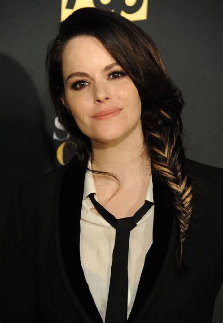 Emily Hampshire Wiki-Bio, Age, Movies, TV shows, Husband, Divorce, Instagram, Interview, Schitt's Creek