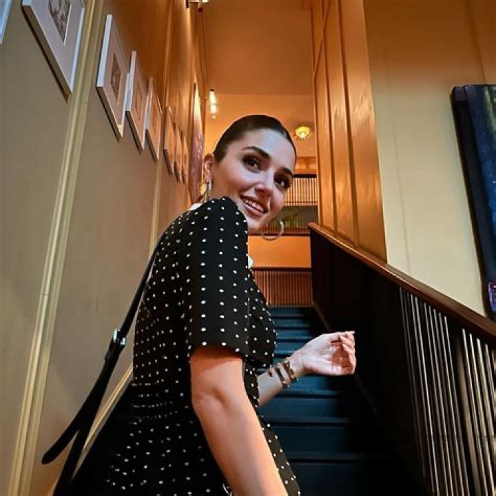 Hande Erçel’s Beauty Routine: From Glossy Skin to Makeup Looks