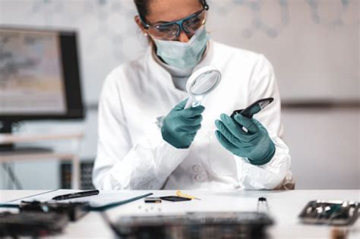 How much does a fbi forensic scientist make