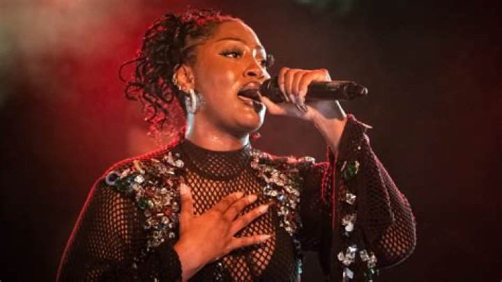 
“I’m Going To Drink Your Tears.” Tems Drags On Stage Nigerians Who Are Upset About Her ‘forced S*xual Appeal.’ 