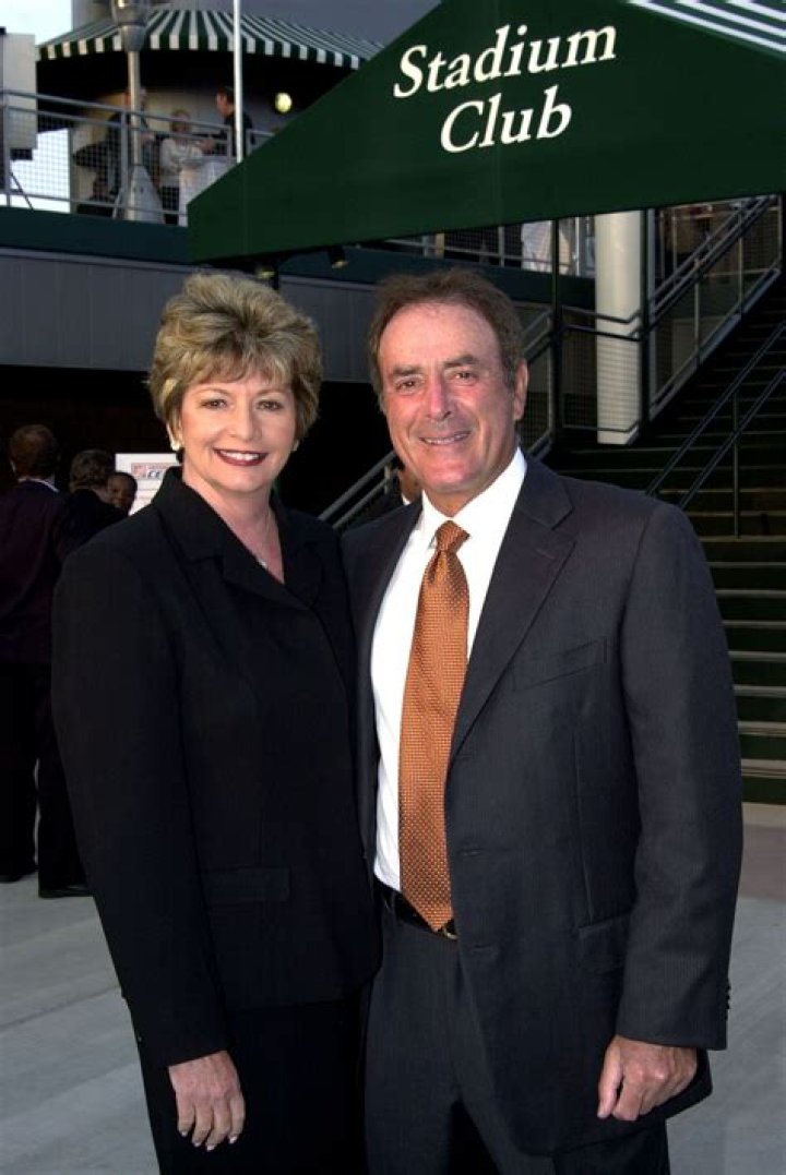 
Is Al Michaels Still Married To Linda Anne? Wife And Children Net Worth 