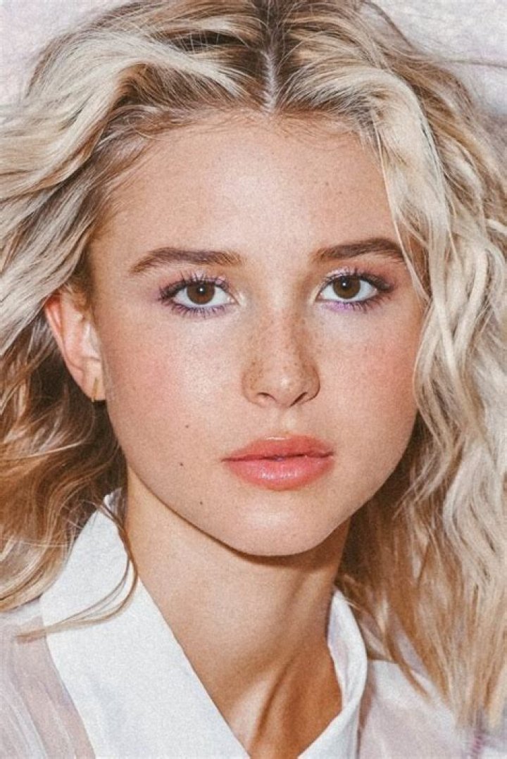 Isabel May Height, Weight, Measurements, Bra Size, Shoe Size