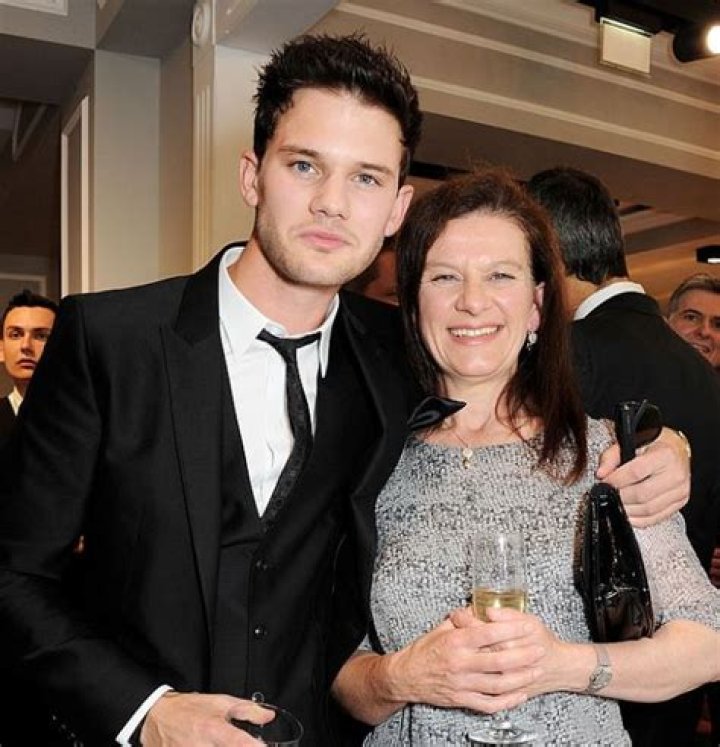 Jeremy Irvine Bio, Age, Height, Family, Wife, Movies and Net Worth