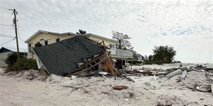 
Jim Cantore, Meteorologist struggling to stand up due to Hurricane Sandy’s fierce winds 