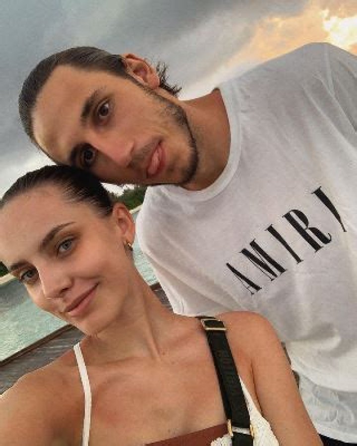 
Kamil Grabara Height, Weight, Net Worth, Age, Birthday, Wikipedia, Who, Instagram, Biography 