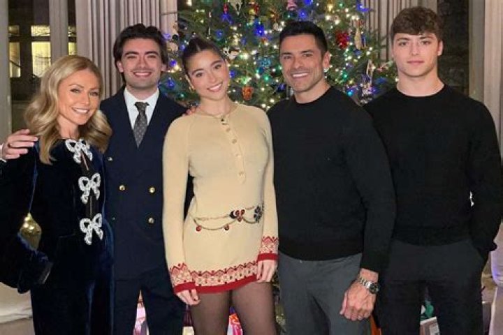 Kelly Ripa’s Wiki: Husband Mark Consuelos, Kids, Daughter, Net Worth, Age, Height