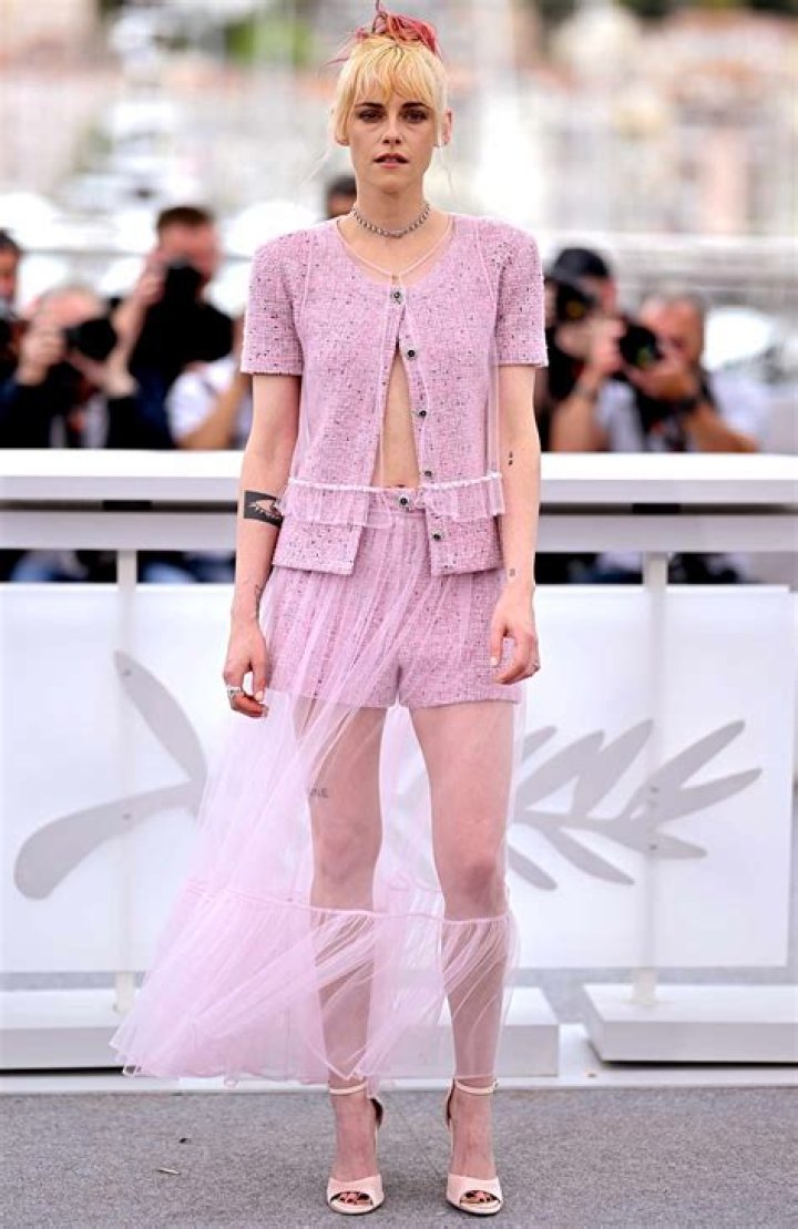 
Kristen Stewart Debuts Dark Brown Mullet at Chanel’s Paris Fashion Week Show 