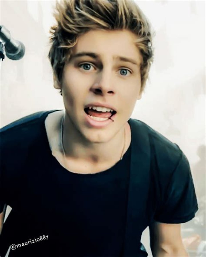 Luke Hemmings Height, Weight, Body Measurements, Shoe Size