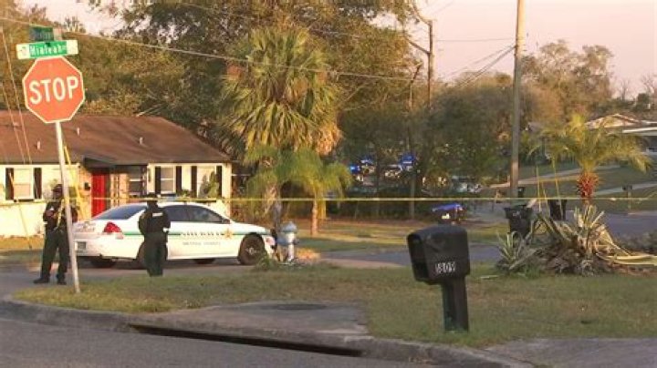 
Reporter Luana Munoz breaks down in tears live on camera while covering Pine Hills shooting that killed Dylan Lyons: Watch 