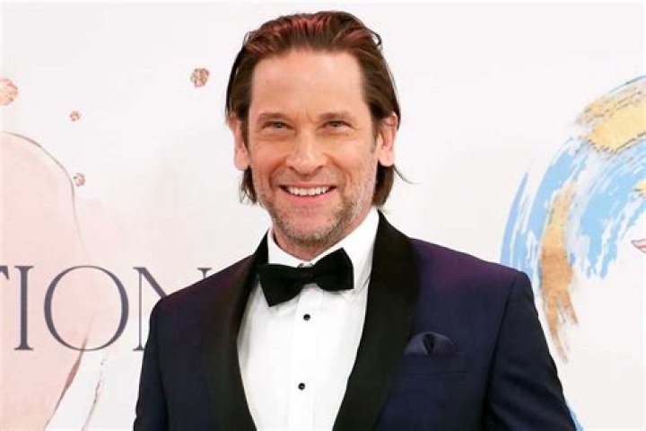 Roger Howarth Wiki, Bio, Wife, Married, Children, Tv Shows, Net Worth