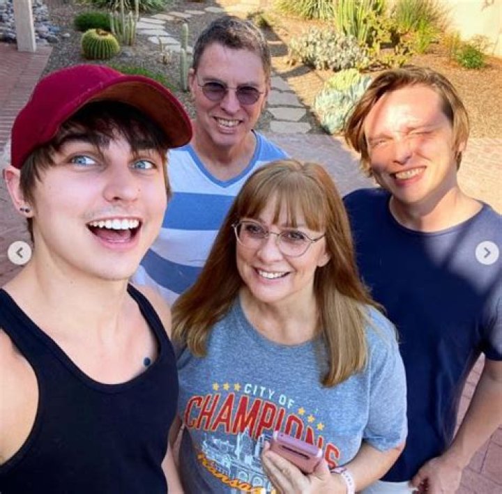 Ross Smith Bio, Wiki, Age, Height, Parents, Girlfriend, YouTube, Grandma, and Net Worth