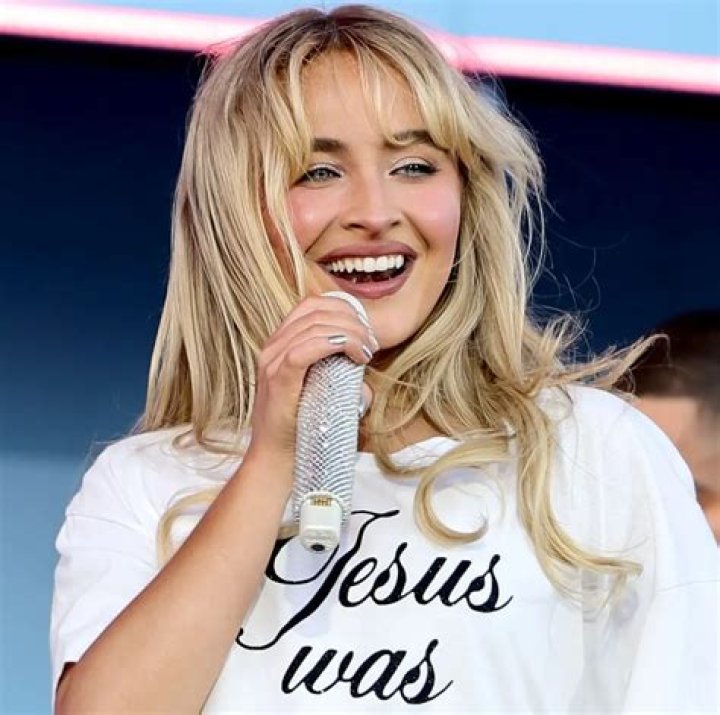 Sabrina Carpenter Height, Weight, Measurements, Bra Size, Shoe Size