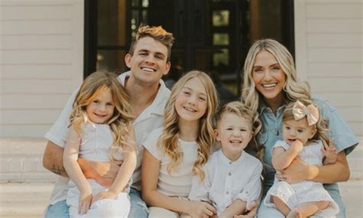 Savannah LaBrant Biography, Wiki, Age, Sister, Husband, Children, Instagram and Net Worth.