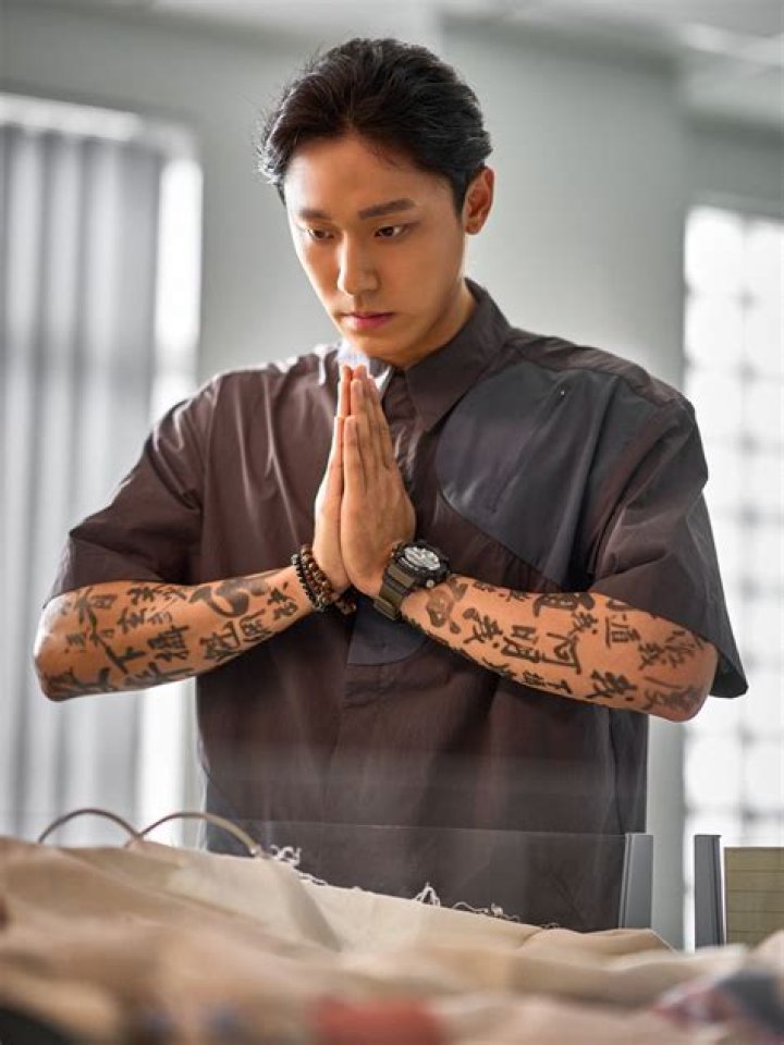 
The Glory: How Many Tattoo Does Lee Do Hyun Have? Their Meaning And Design 