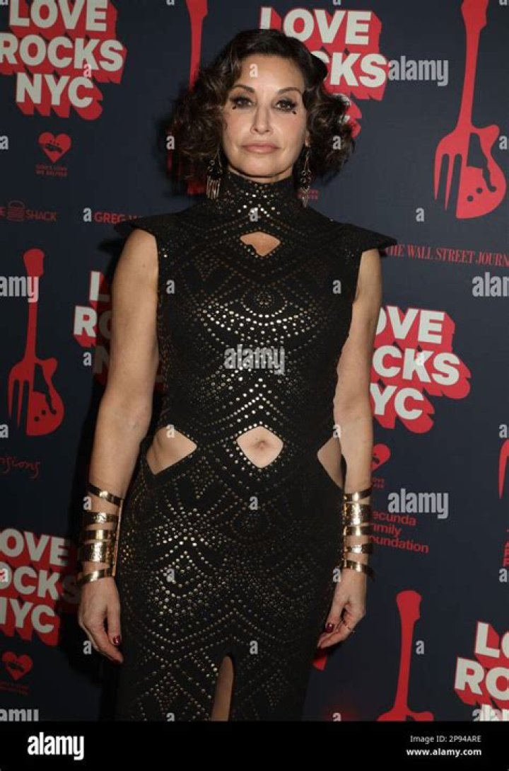 Was Gina Gershon on younger? Who plays Dr Bloom’s mom?