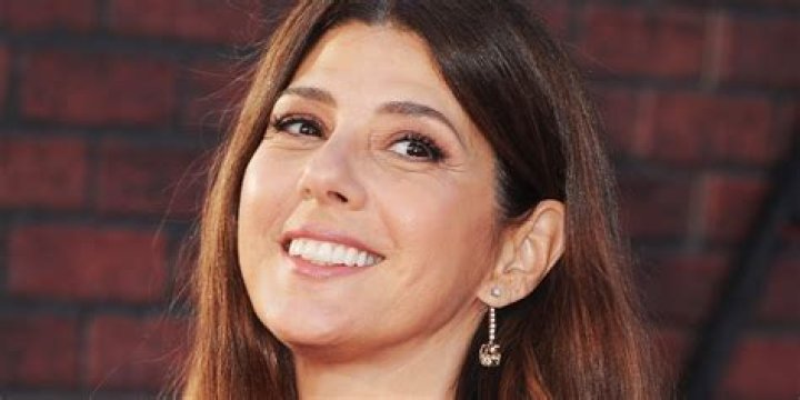 
Where is actress Marisa Tomei from “My Cousin Vinny” Today? Her Wiki: Net Worth, Husband, Children, Dating, Daughter 