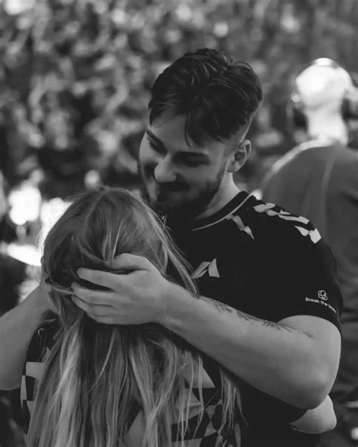 
Who Is Twistzz Girlfriend Carolin “Aonir” Hanisch? Meet The Lovely CSGO Playing Couple On Twitter 